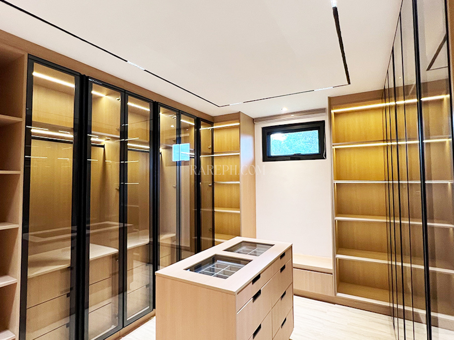 tokyo house walk in closet 2