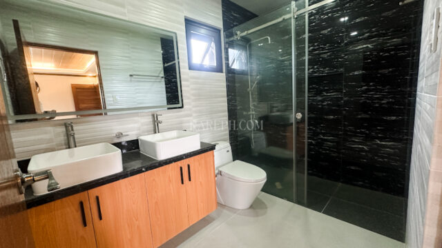 mirala nuvali house master bathroom