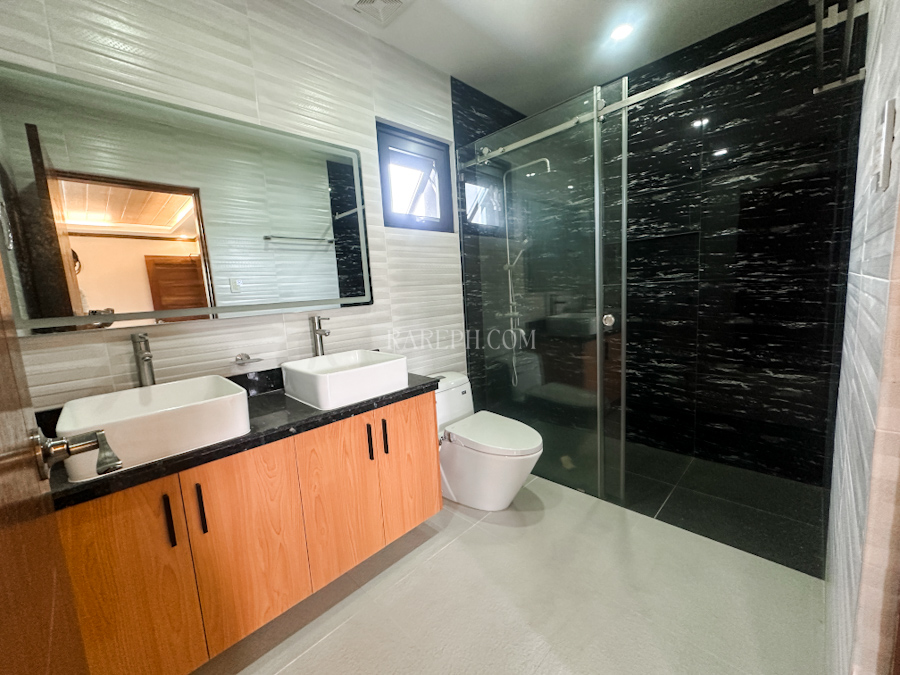 mirala nuvali house master bathroom