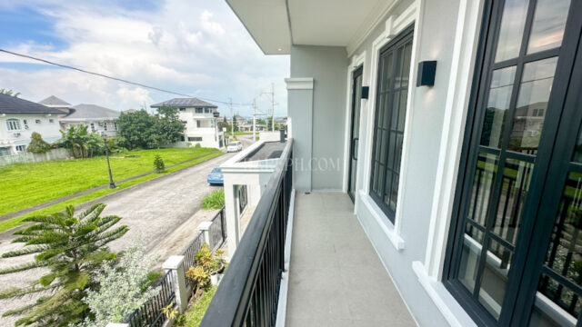 chateaux de paris house for sale balcony