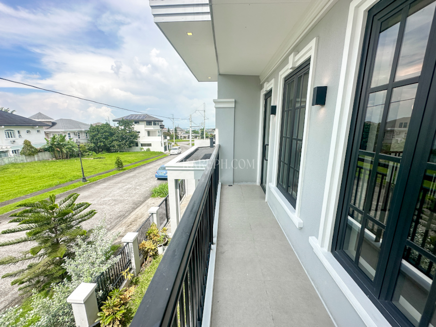 chateaux de paris house for sale balcony