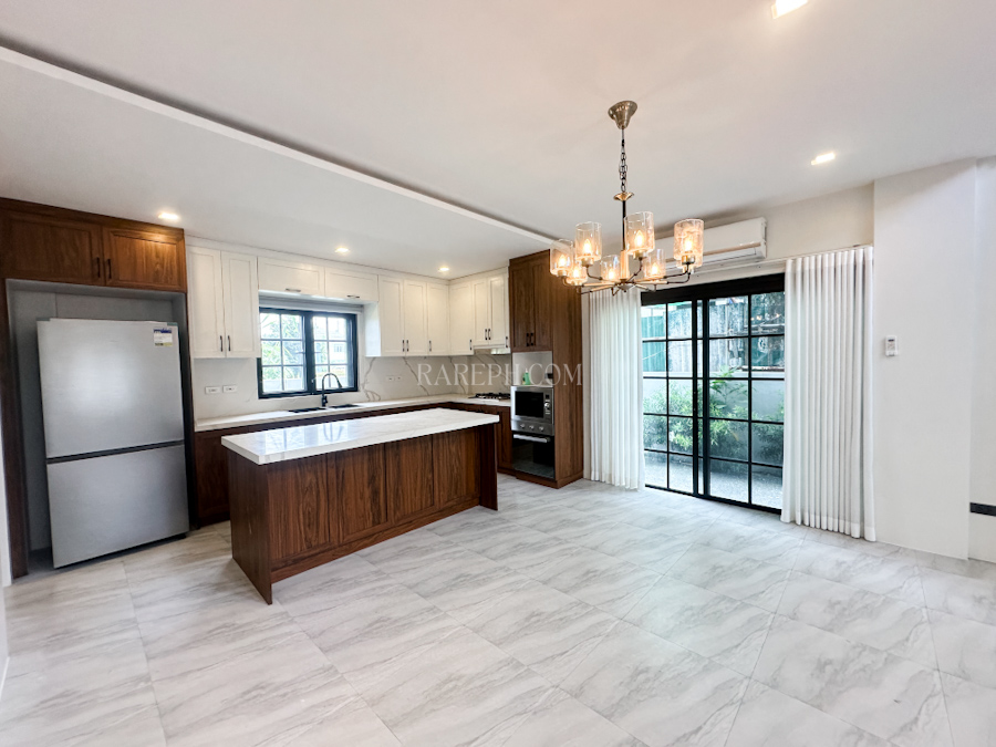 chateaux de paris house for sale dining area and kitchen