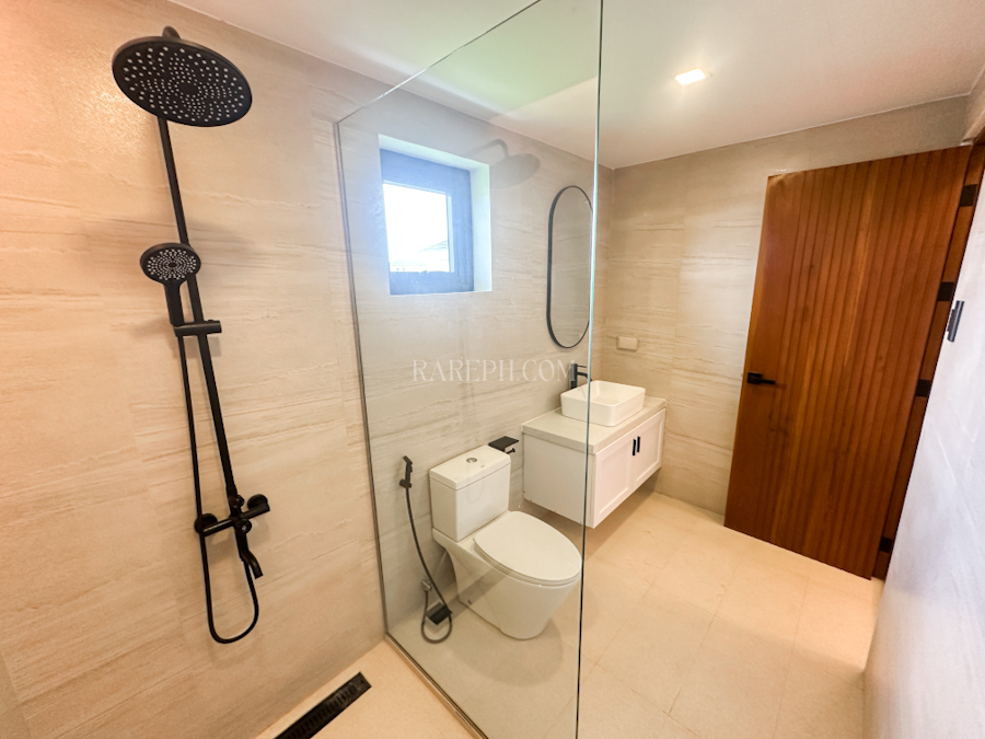 chateaux de paris house for sale master bathroom