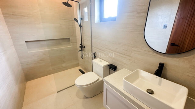 chateaux de paris house for sale primary bath