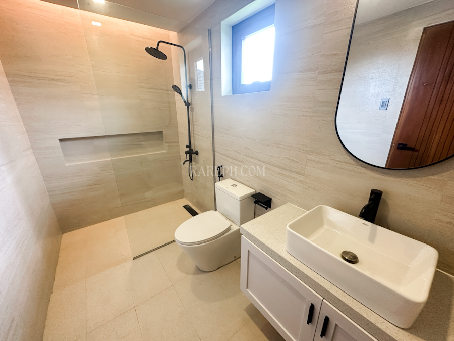 chateaux de paris house for sale primary bath