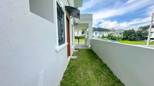 chateaux de paris house for sale side yard