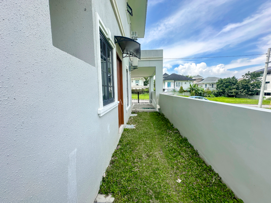 chateaux de paris house for sale side yard