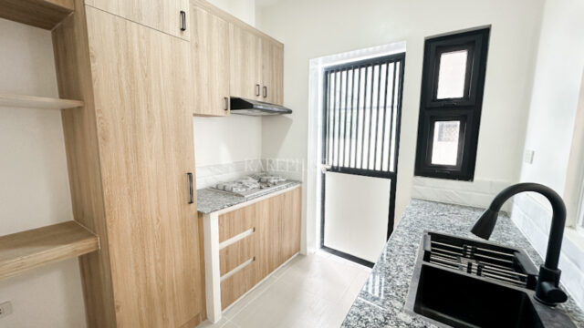 Single Location chateaux de paris house for sale auxilliary kitchen