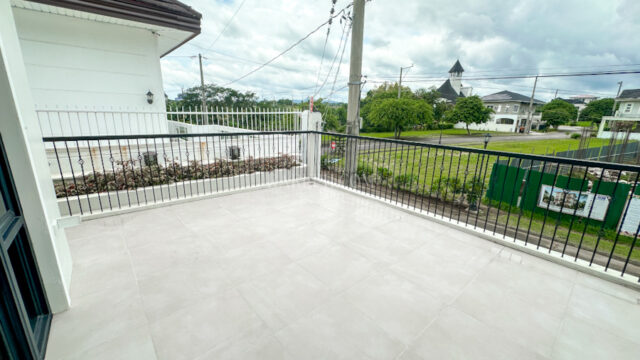 Single Location chateaux de paris house for sale balcony : veranda
