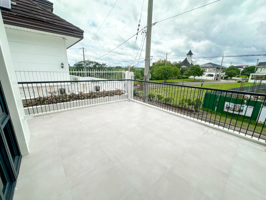 chateaux de paris house for sale balcony : veranda