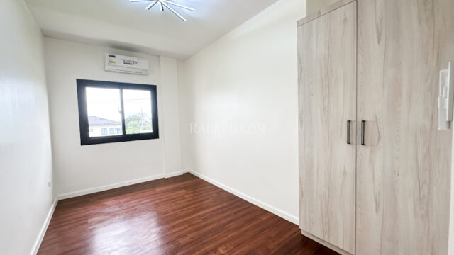 Single Location chateaux de paris house for sale bedroom 2 from door