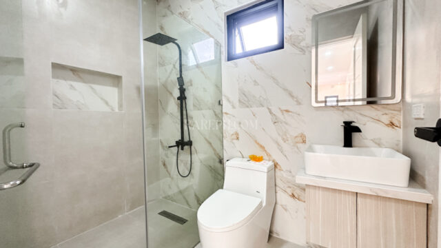 Single Location chateaux de paris house for sale common bathroom