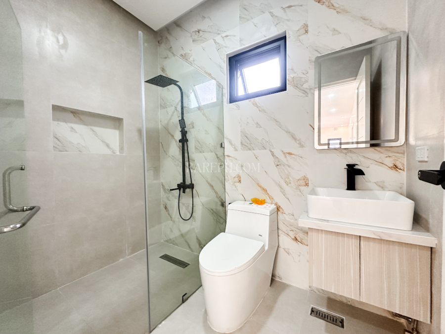chateaux de paris house for sale common bathroom