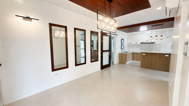 Single Location chateaux de paris house for sale dining area