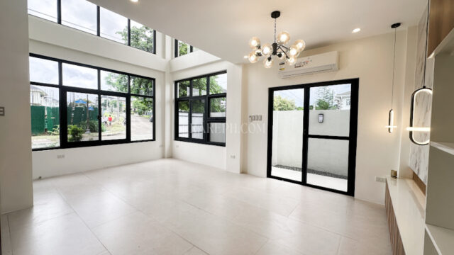 Single Location chateaux de paris house for sale doube volume ceiling height