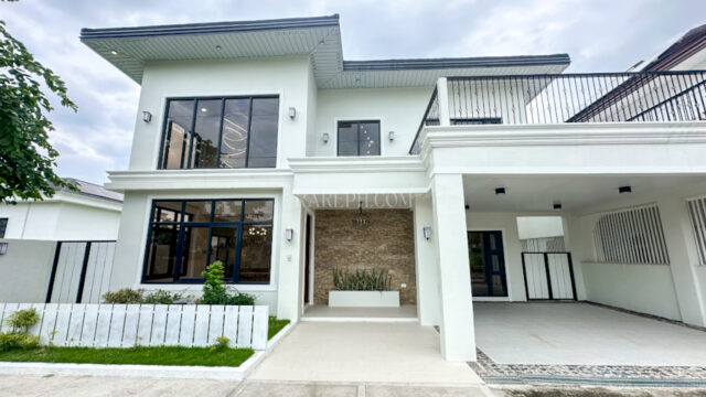 Single Location chateaux de paris house for sale facade