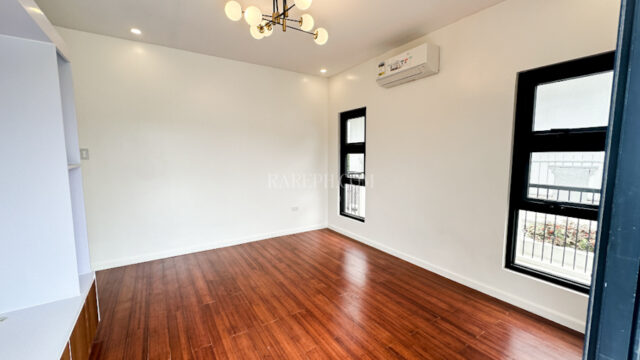 Single Location chateaux de paris house for sale family area
