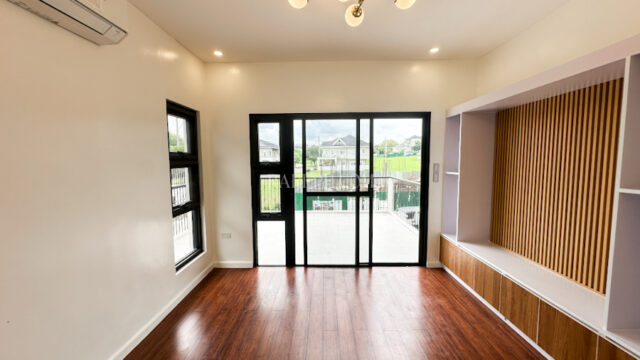Single Location chateaux de paris house for sale family room