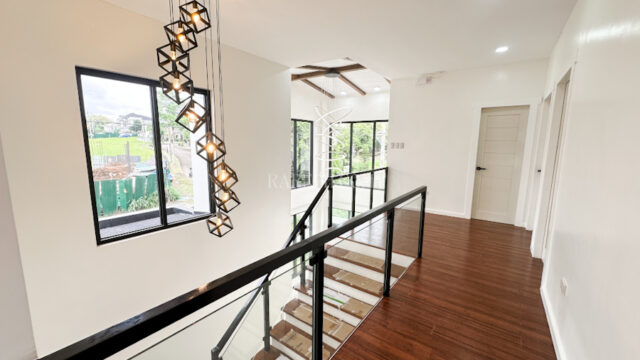 Single Location chateaux de paris house for sale hallway