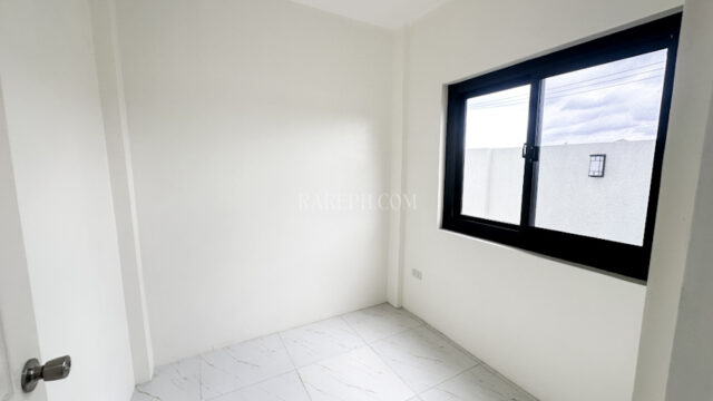 Single Location chateaux de paris house for sale helpers room