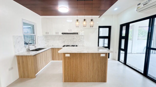 Single Location chateaux de paris house for sale kitchen