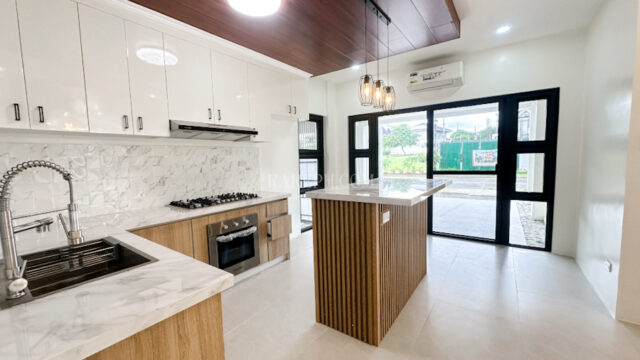 Single Location chateaux de paris house for sale kitchen island