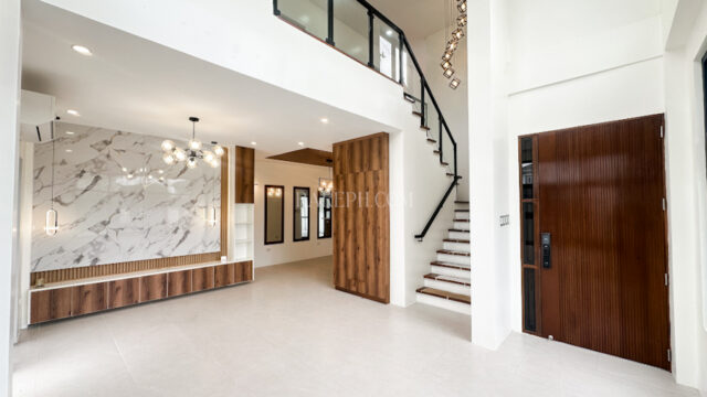 Single Location chateaux de paris house for sale living area double volume