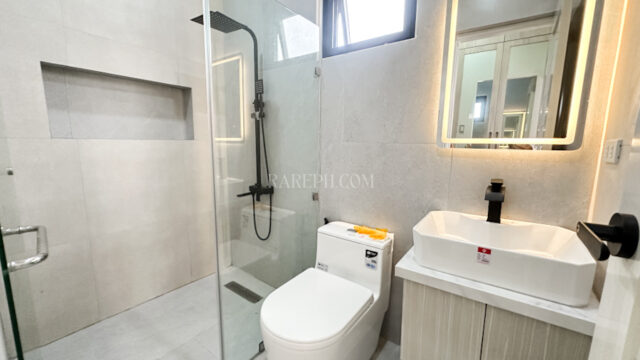 Single Location chateaux de paris house for sale primary bathroom