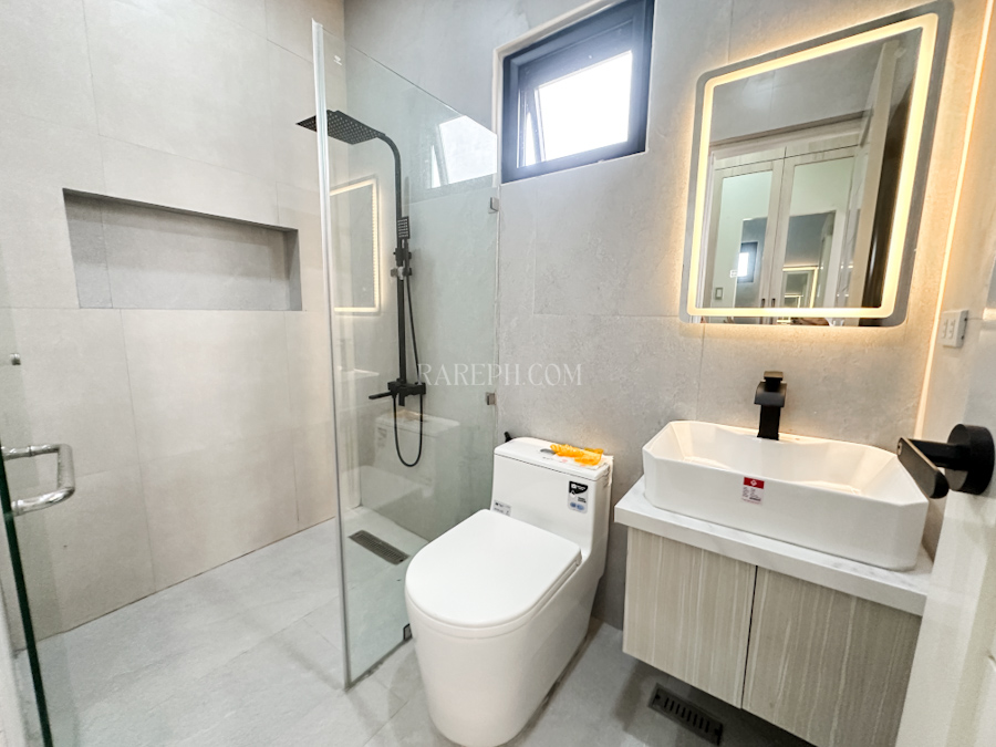 chateaux de paris house for sale primary bathroom