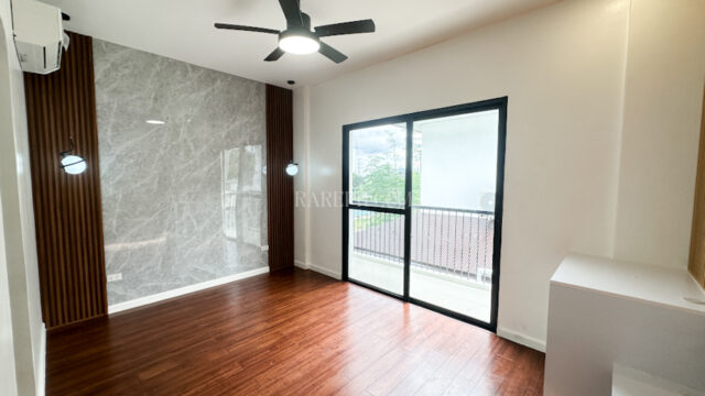 Single Location chateaux de paris house for sale primary suite