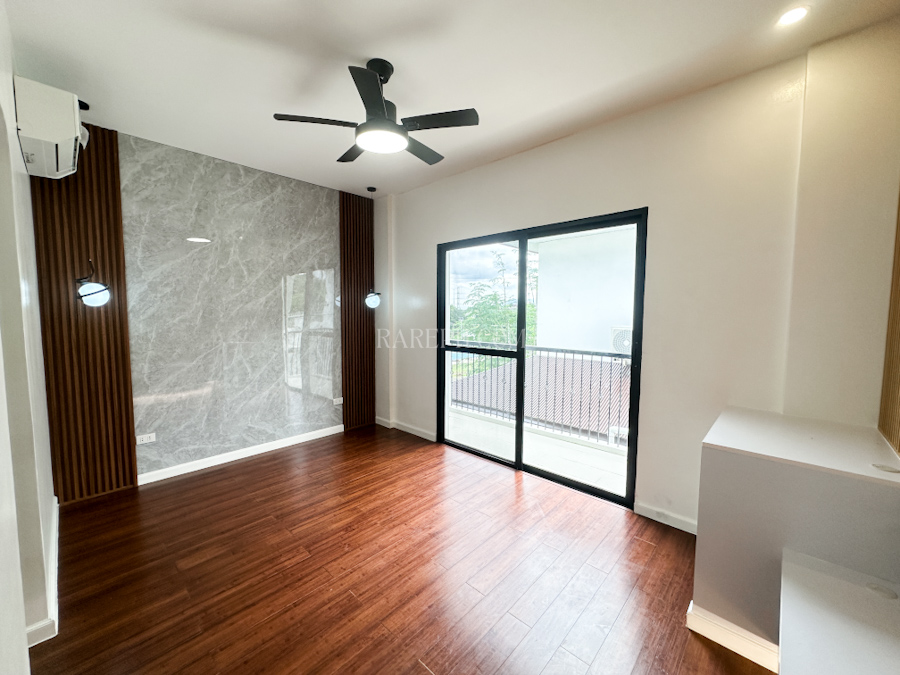 chateaux de paris house for sale primary suite