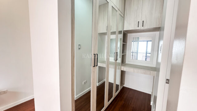 Single Location chateaux de paris house for sale walkin closet