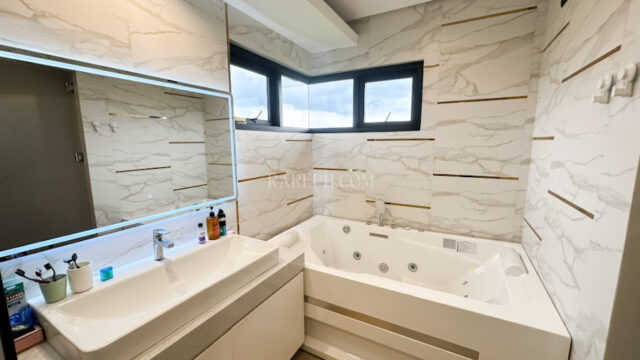 venare 4 bedroom house for sale primary bathroom bathtub