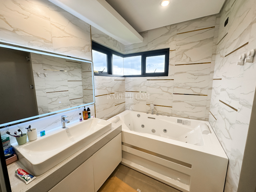 venare 4 bedroom house for sale primary bathroom bathtub