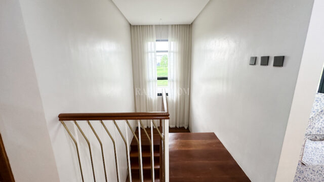 venare 4 bedroom house for sale staircase