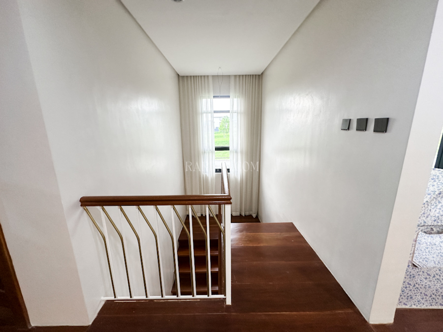 venare 4 bedroom house for sale staircase
